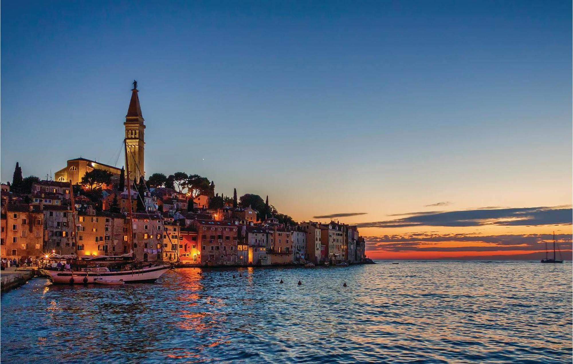 Stunning Apartment In Rovinj With Kitchen Екстер'єр фото